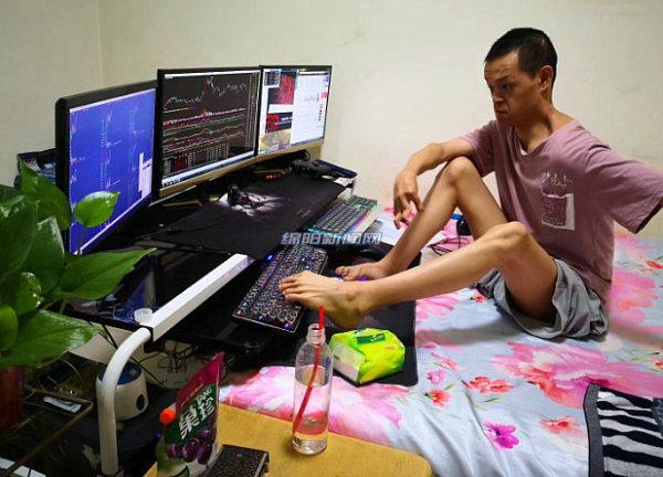 安州31岁脑瘫小伙用脚炒股赚了6万元为家人买手机购车-手机炒股你战胜了多少网友