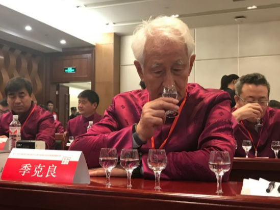 一个喝掉两吨茅台，一个供税1400亿，他们才是中国的烟王和酒王-倒退30年茅台多少钱