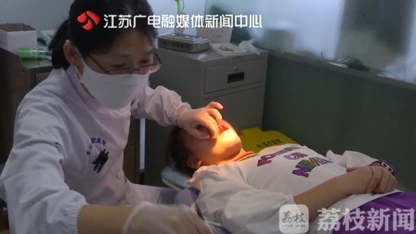 暑期家长排队带娃看牙专家：口腔畸形呈低龄化矫正要趁早-常州牙齿正畸
