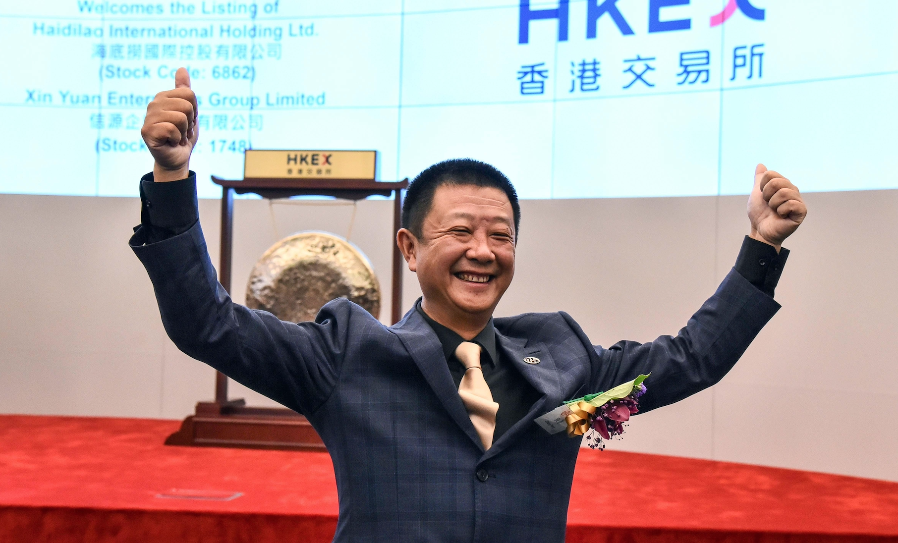钱太多咋办？海底捞老板身家1100亿成新加坡首富，设立家族办-海底捞有多少资产