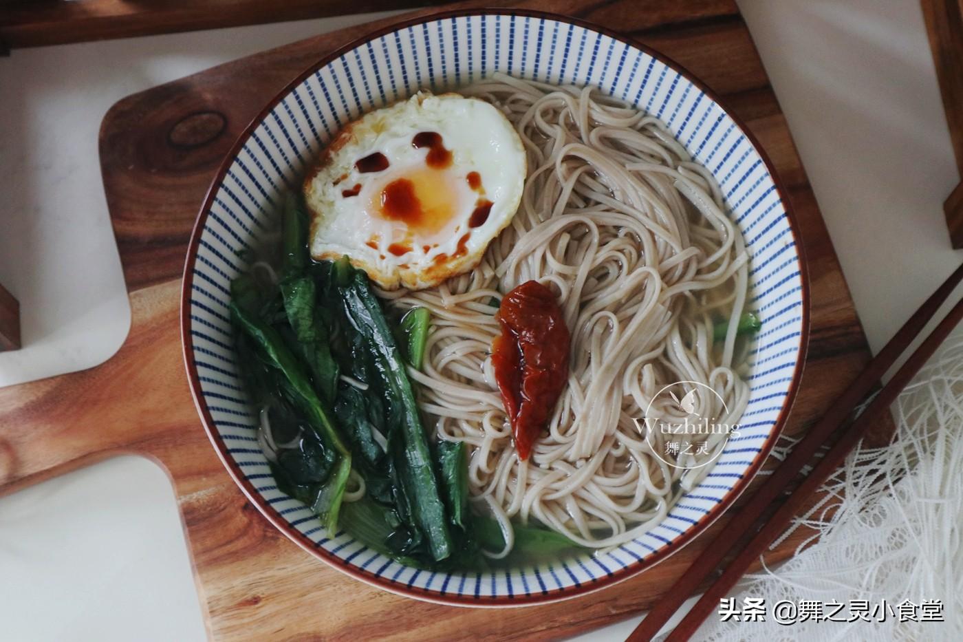 50岁阿姨的极简早餐，来自10分钟的营养，网友：难怪好身材-金龙鱼荞麦挂面荞麦比例有多少