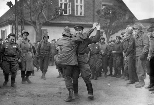 1,二战老照片:苏美易北河会师,鬼子接受投降,德国兵开宝马车