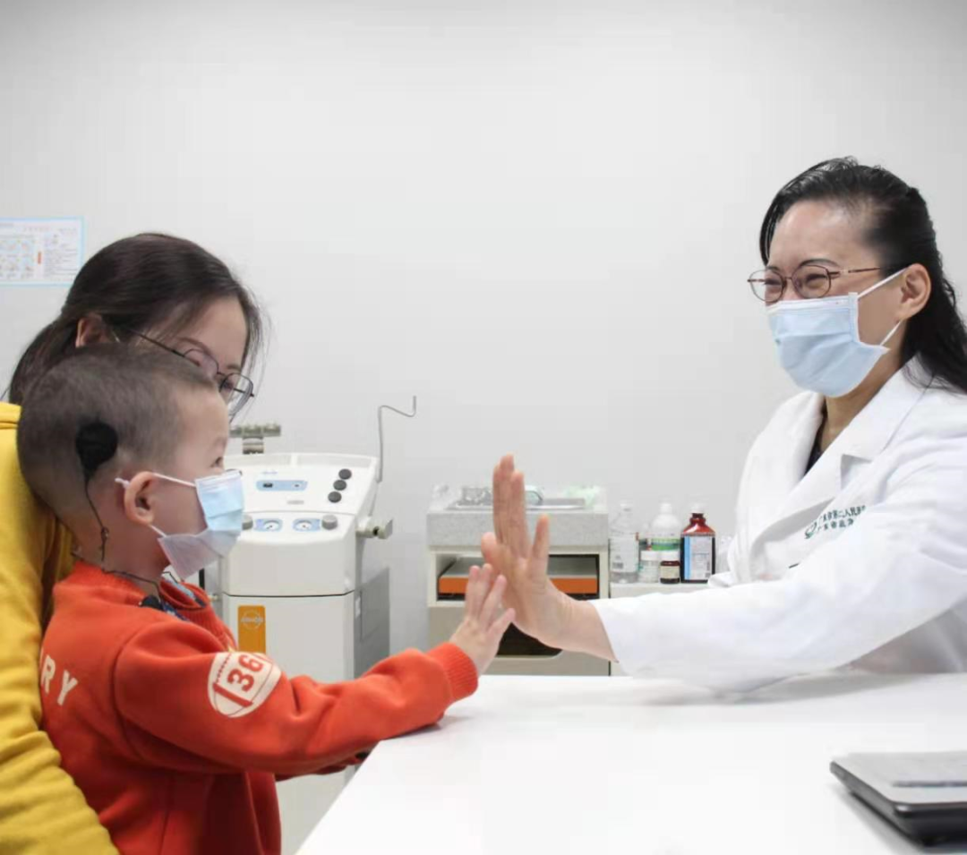 【推荐】1岁宝宝双侧极重度先天性耳聋人工耳蜗植入术三年后能听会说-耳聋基金