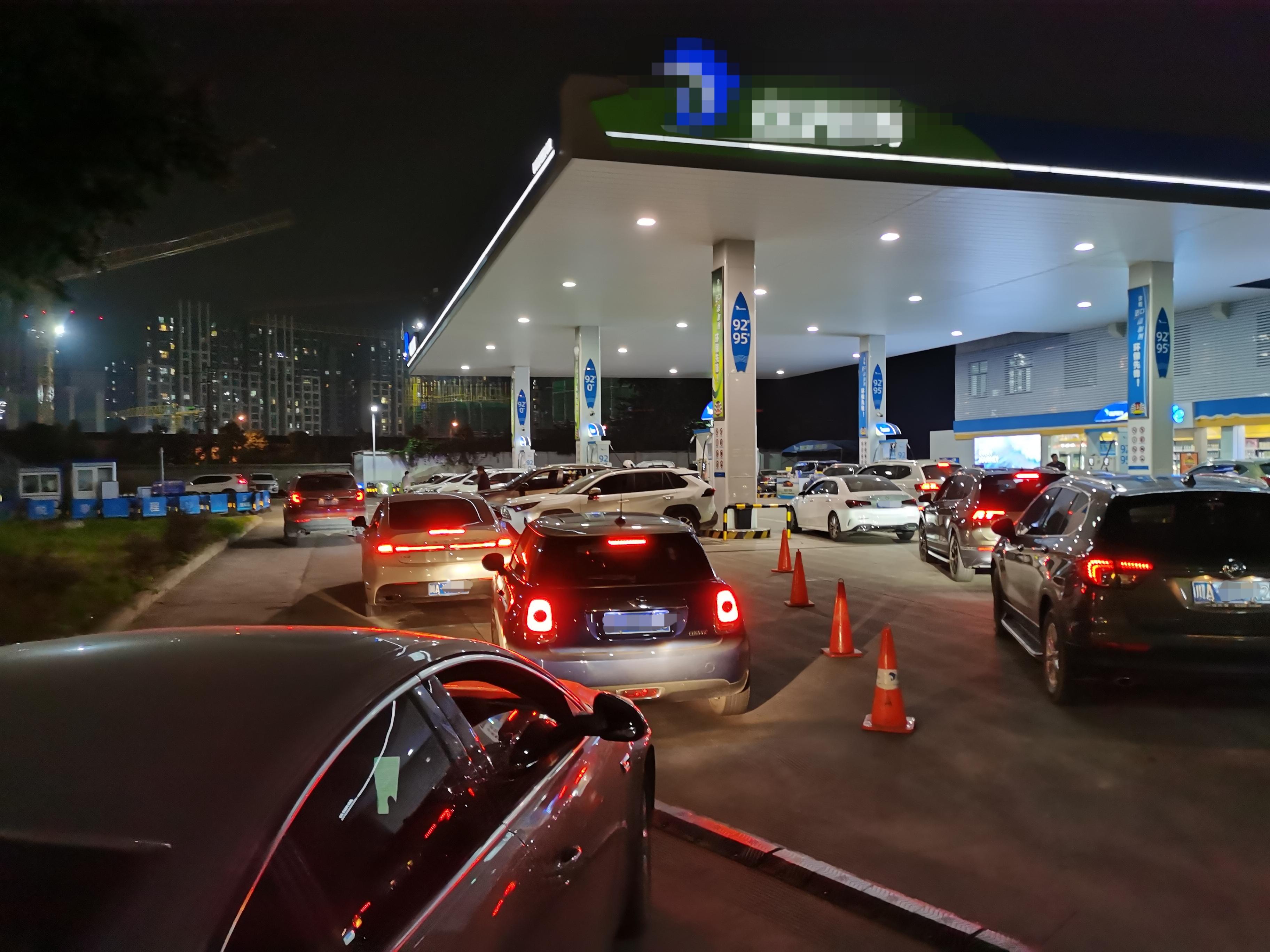 成都“中产”怎么样？半夜排队加油也正常-四川家产多少算中产