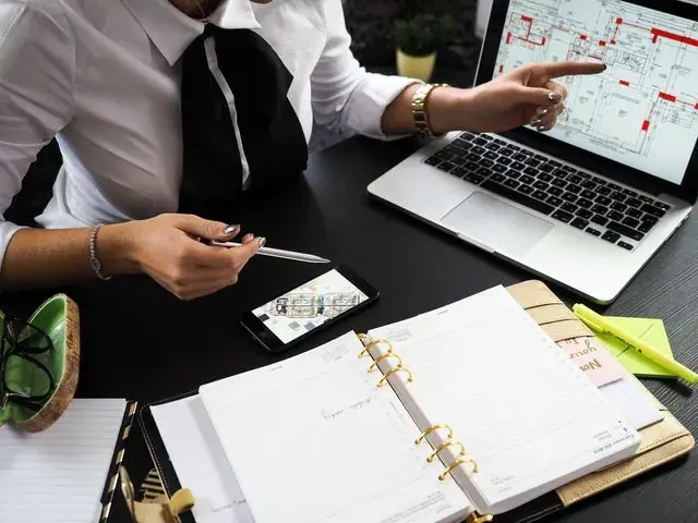 当HR先于员工被裁，你所认为的安稳，正在慢慢毁掉你-公司裁员先裁老员工