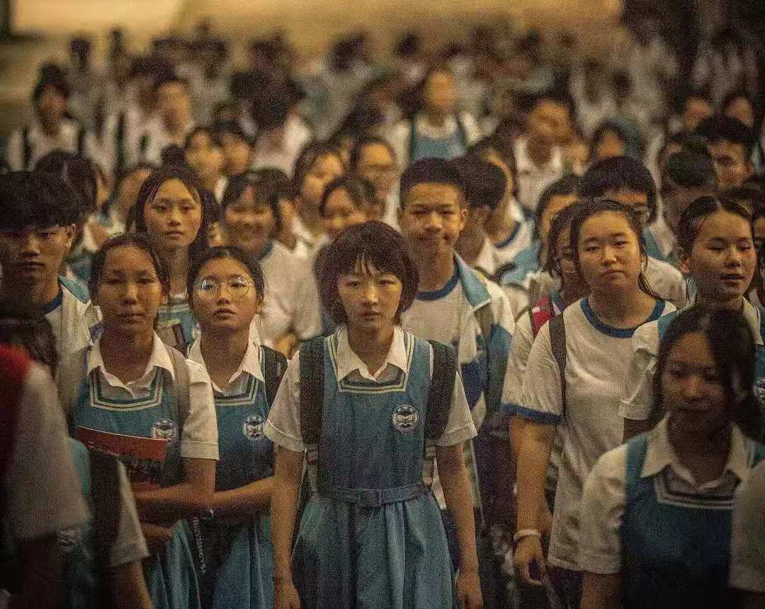 《少年的你》6亿，周冬雨易烊千玺痛哭，曾国祥揭校园霸凌的秘密-少年班票房是多少