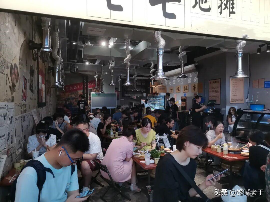 75岁大爷卖烧烤，一天收入上万，老顾客：凉菜酒水还得自备-卖肉串一年收入多少