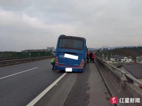 成绵广高速客车爆胎34名老年游客被困，交警安全护送下高速-中江油1手多少桶多少吨