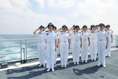 “铿锵玫瑰”绽放亚丁湾——海军第31批护航编队昆仑山舰女舰员风采录-昆明海鸟光电科技有限公司