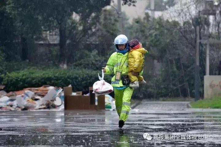 大雨街头，单亲爸爸抱着3岁女儿送外卖！他说孩子更辛苦-湖南顾地电梯有限公司