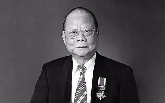 悼！这位企业家走了，他资助过3万大学生，给许多大学捐钱修楼-七千港币折合多少人民币