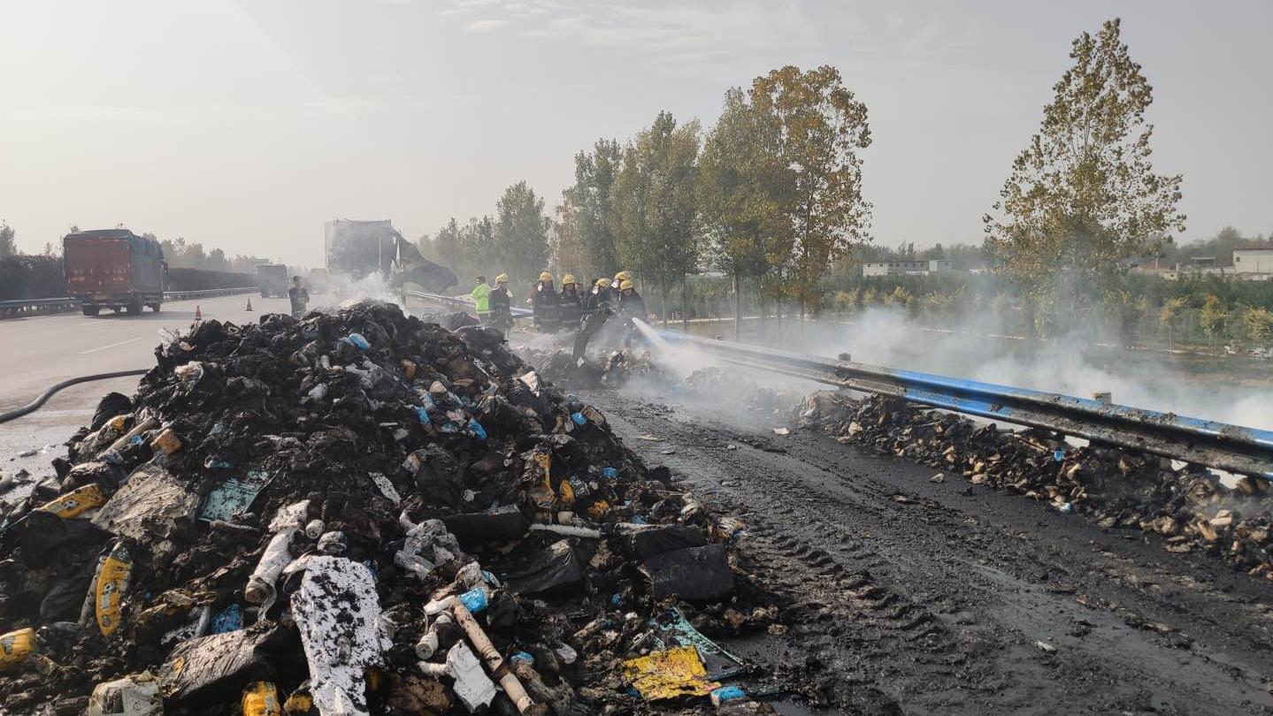 13吨快递货车起火怎么回事是哪家快递公司的车起火了-宁波物流公司仓库起火