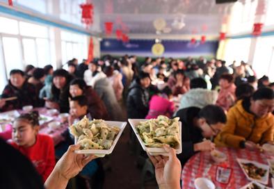 “一家过”不如“整村过”——内蒙古奈曼旗：300多个嘎查村，村村“集体过大年”-355蒙古钱换多少人民币