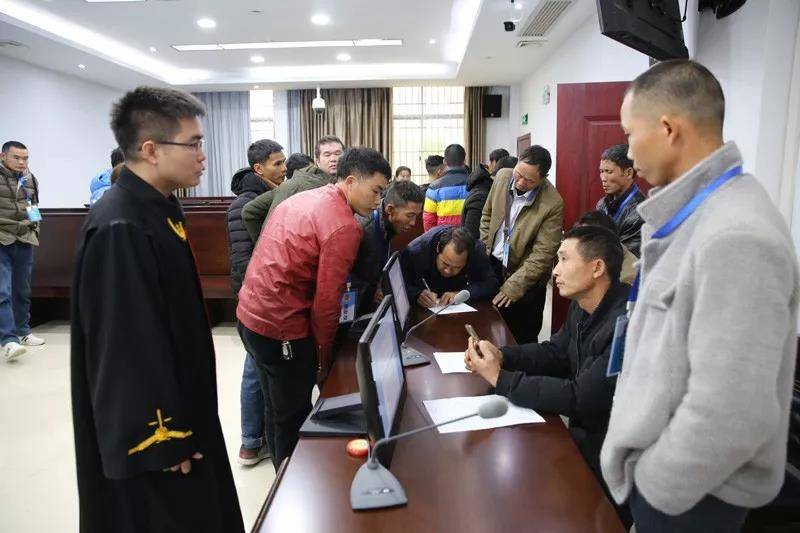 包工头拖欠28万多元工资，防城港33名工人集体起诉讨薪-防城港港务局公司工资