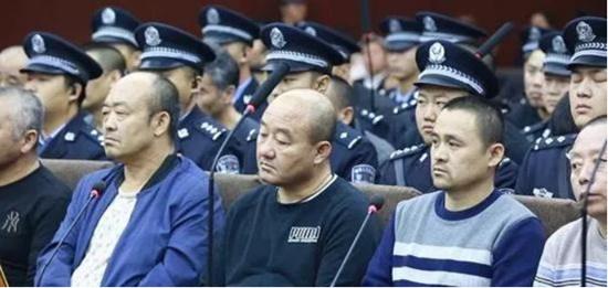【推荐】3起涉黑大案披露：市委书记将14工程交给涉黑组织-2016年工资3800个人所得税是多少