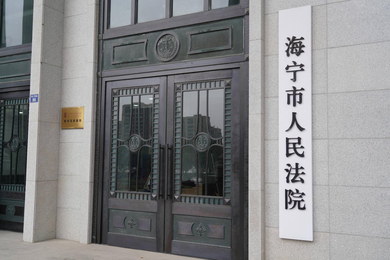 银行卡未离手却被盗取4万元，银行需不需要赔偿损失？-atm盗取多少钱可以报案