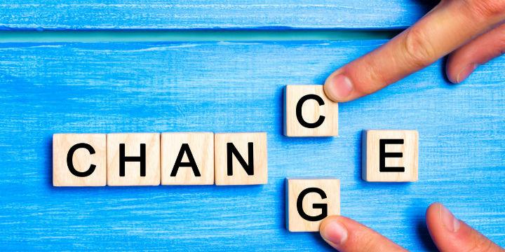 “13岁”老基金易方达中小盘拟更名，投资范围纳入港股张坤坦露变与不变110011基金今天净值【前列康】