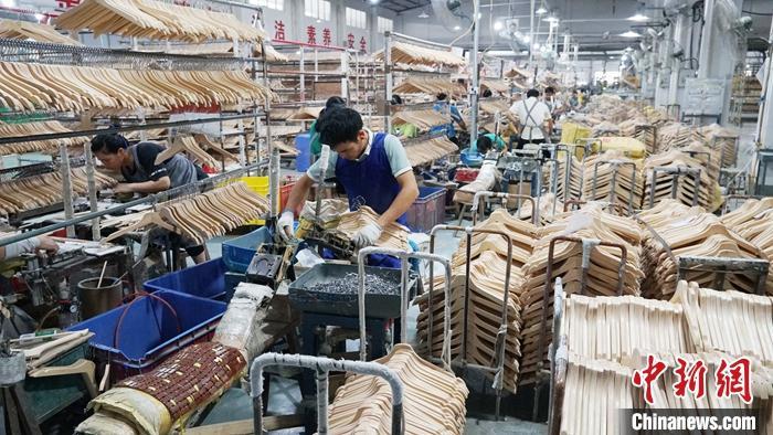 “中国衣架之都”广西荔浦：小作坊闯出国际大市场-一干元台？？能换多少人民币