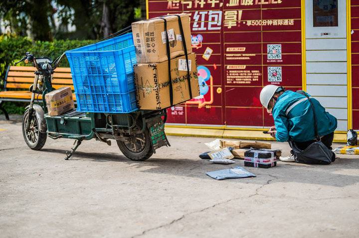 六大快递公司下月起集体上调派件费，快递小哥每月或多挣几百元-申通派件费多少