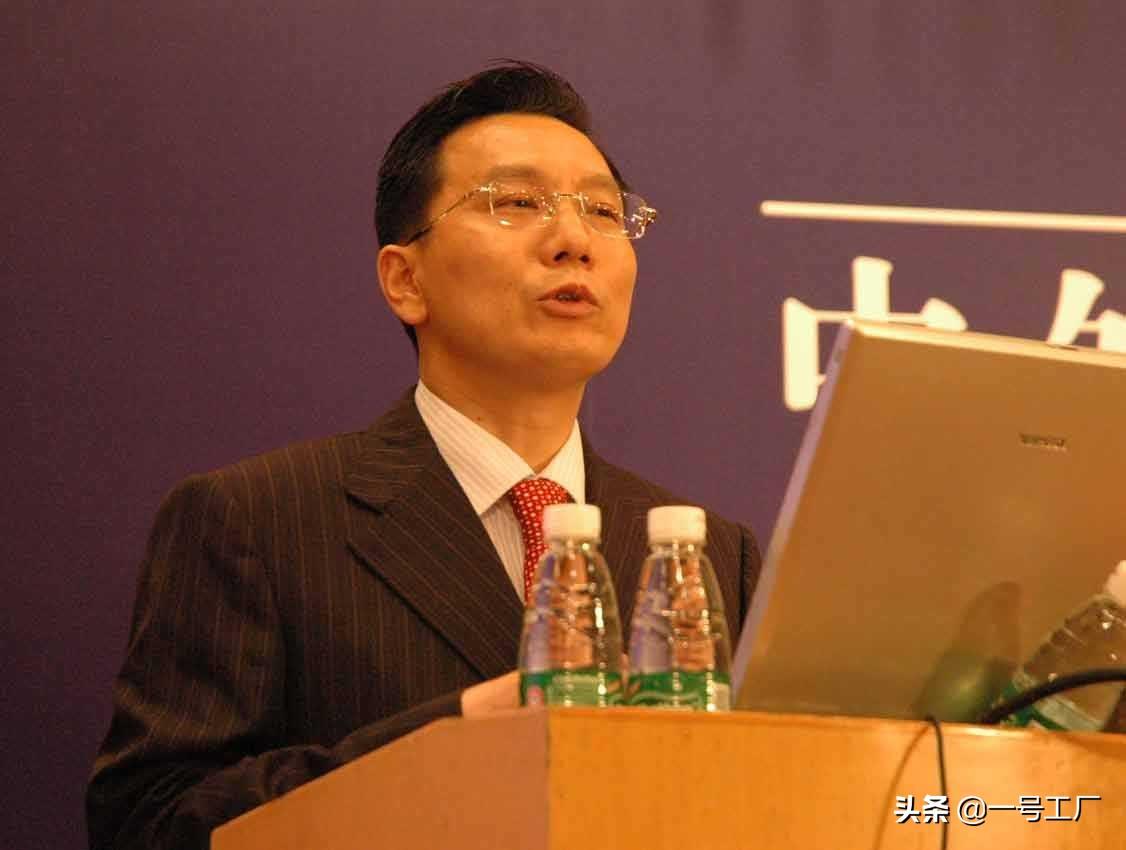 二房东年赚25亿，身价500亿却负债600亿，嫌飞机贵他买辆劳斯莱斯-车建新身价多少.