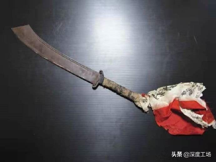 日本拍卖抗战29军大刀：刀柄上还缠着日军膏药旗：只要8000块一把-1万刀等于多少人民币