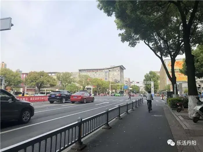 「实拍」丹阳闹市区多家店铺在装修，一片新气象-北京亿佰优尚信息技术有限公司电话