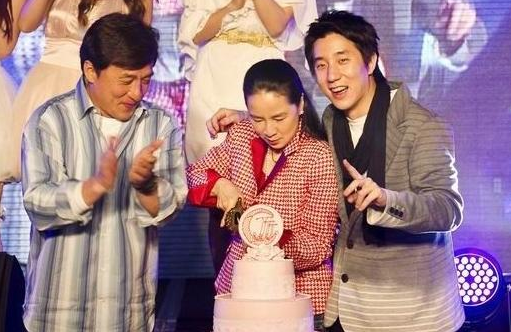 成龙的荒唐情史：抛弃3个美艳女明星，公开承认自己是混蛋-成龙都多少朋友