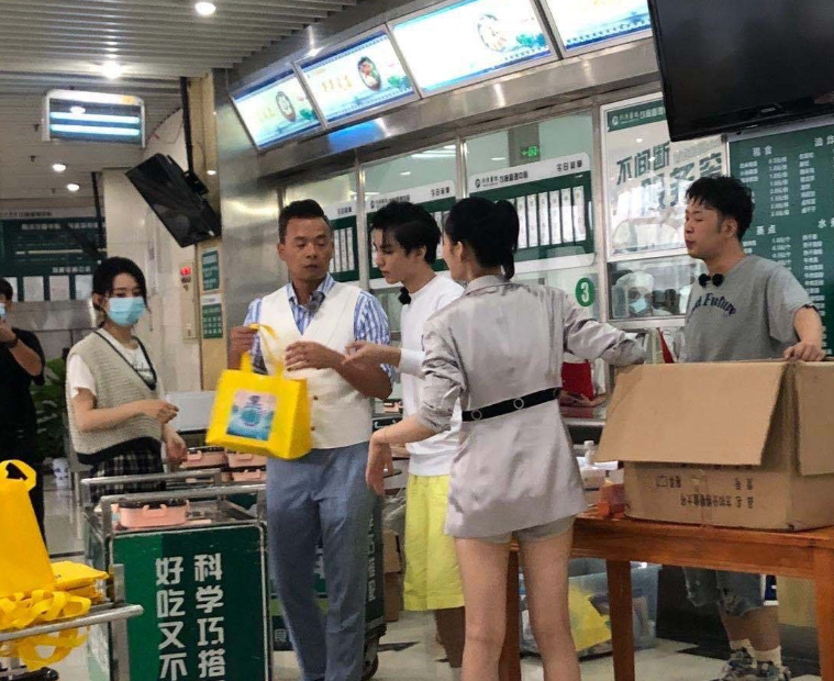王俊凯杜海涛合体录《中餐厅4》，对比二人身高差，是认真的吗？-杜海涛百科