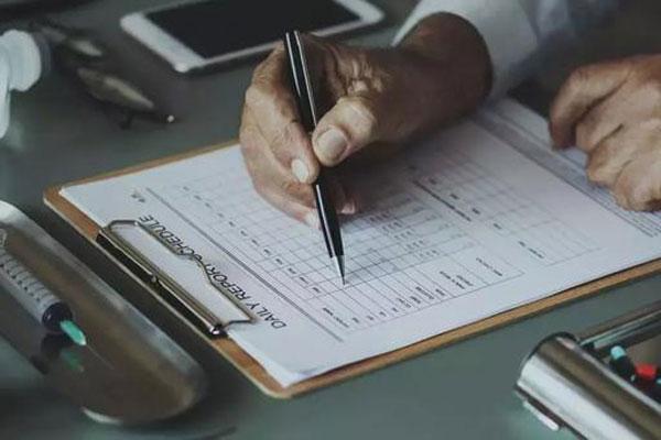 “一年保费6万，才交了一年，退保只赔了3万，凭什么？”-保险公司退保扣多少违约金