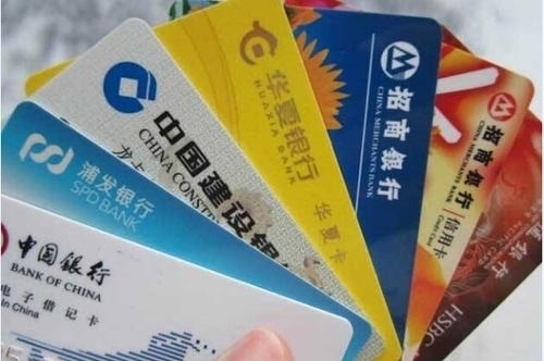 信用卡逾期被起诉，收到法院传票后，出庭和不出庭有什么不同？