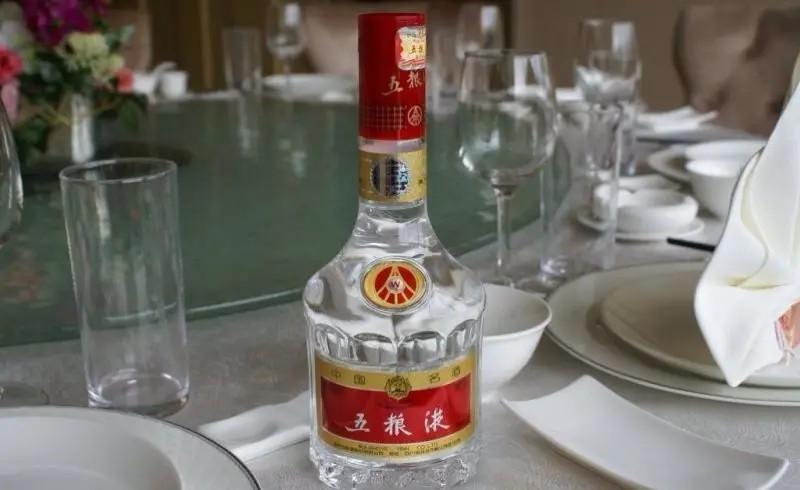 差不多的价位，普通五粮液和五粮液1618，选哪个更好-2007年五粮液多少价