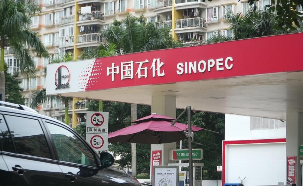 50升的油箱，为什么能加55升的油？中石化做出专业的回复！-50元能加多少升气油