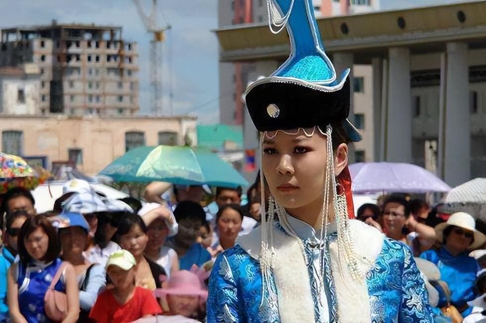 带上100元人民币去蒙古国，可以购买什么东西？看蒙古姑娘咋说！-蒙古币五百元能换多少人民币