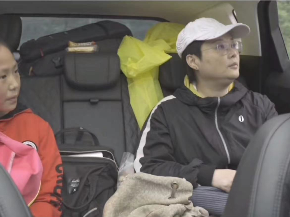 50岁袁立近况曝光！身材发福脸部圆润模样大变，面带笑容显慈爱-袁立基金会