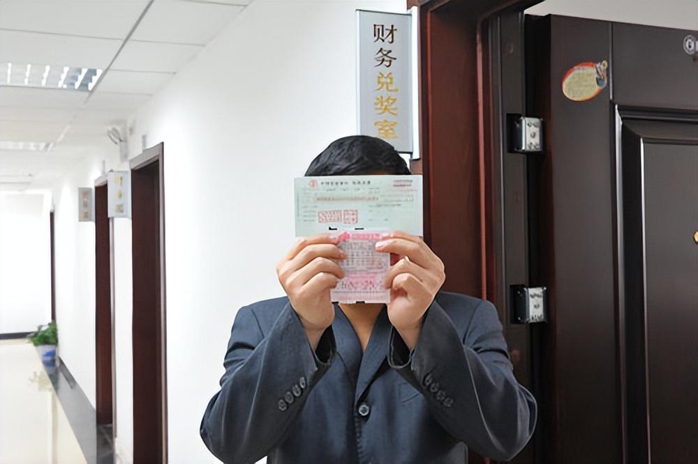 成功上岸！杭州31岁小伙10元自选1注号中5注双色球大奖独揽941万-双色球中10注一等奖是多少钱