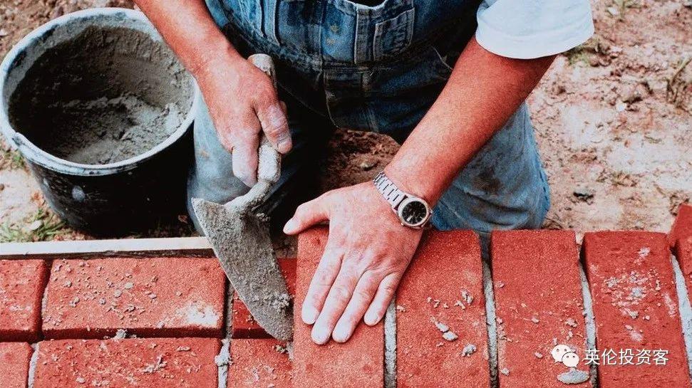 人手短缺，英国砌砖工年薪百万！英国蓝领工资疯涨-英国一个月工资多少