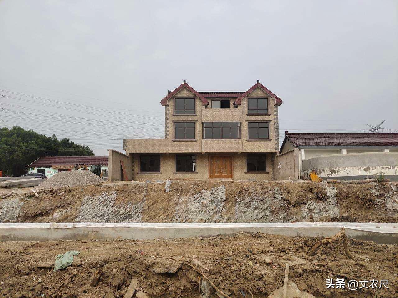 “超标”宅基地，要“付费建设”吗？拆迁补偿又会装进谁的口袋？-农村宅基地最多多少亩