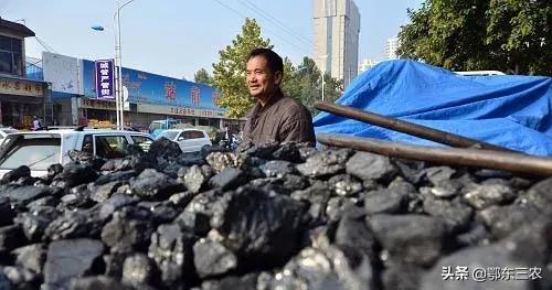 山东临沂农村大集上煤炭降价到1元一斤，农民过冬取暖有盼头了-煤炭多少钱一斤