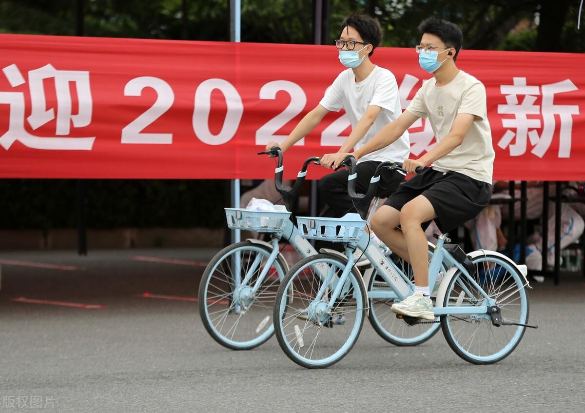 大一新生每月向父母要7000生活费，过分吗？网友：这是家里有矿？-父母经常问我工资多少