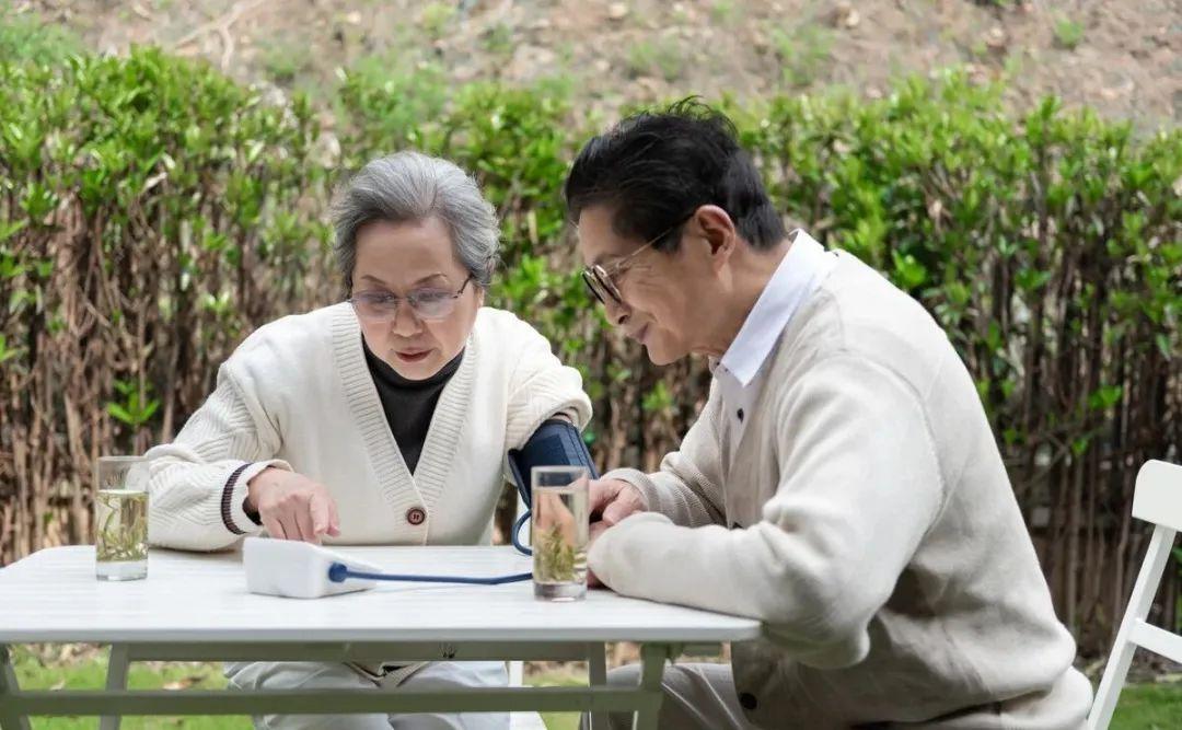 50岁退休，每个月养老金5000元和有两百万存款，哪个生活过得更好-50岁退休需要存多少钱