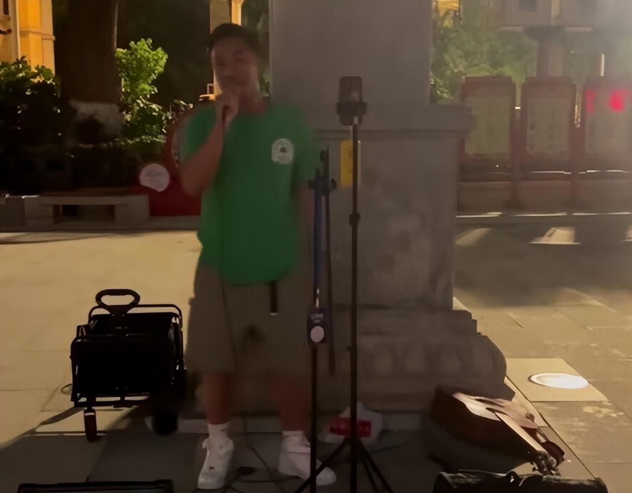 【推荐】刘浩龙街头卖唱无人识，十元一首仍无人问津，容祖儿为其痴情6年-街头歌手一晚能挣多少钱