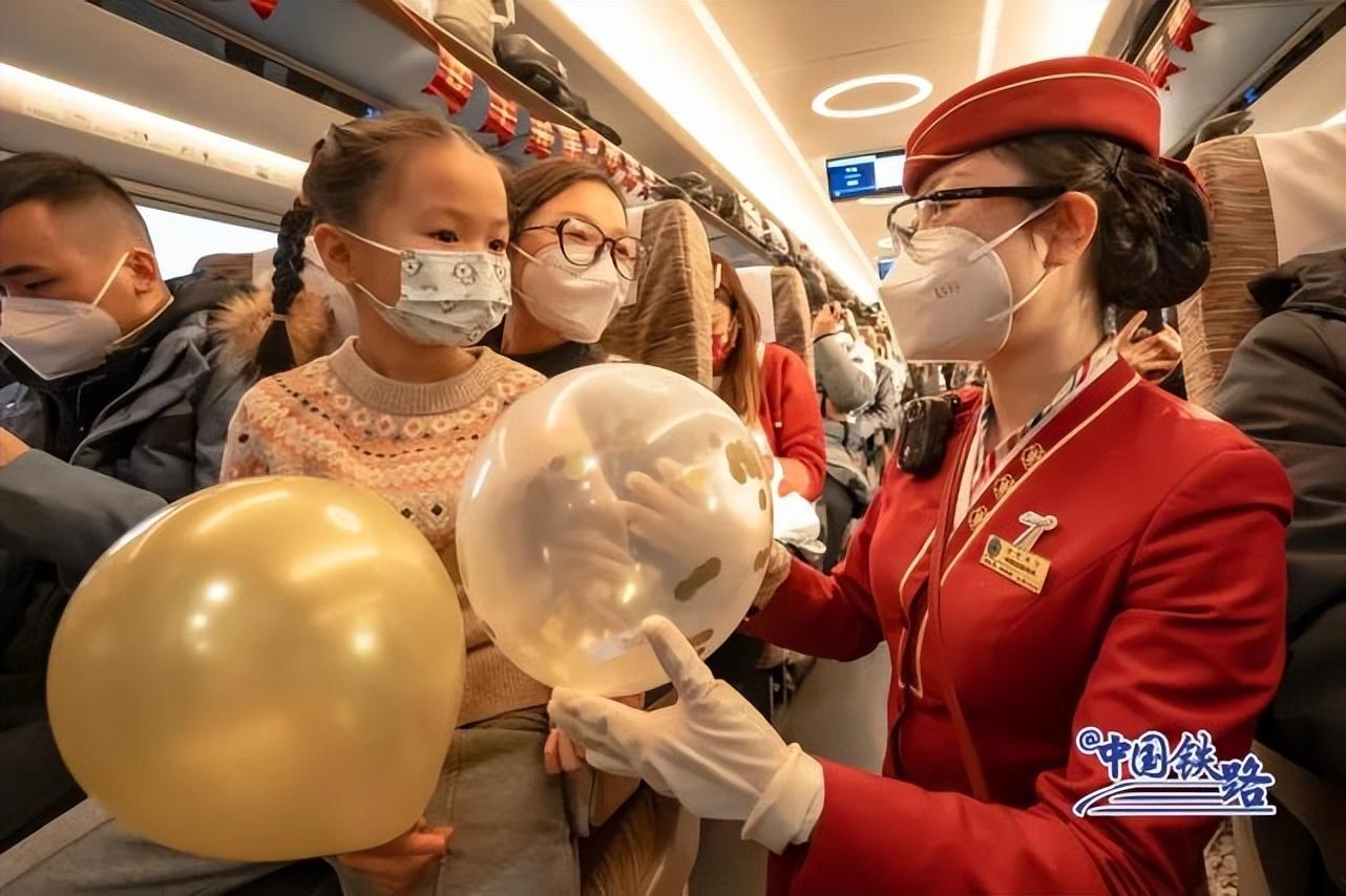 【推荐】中国铁路：世界运营里程最长高铁，10周岁快乐！-高铁一次能拉多少人