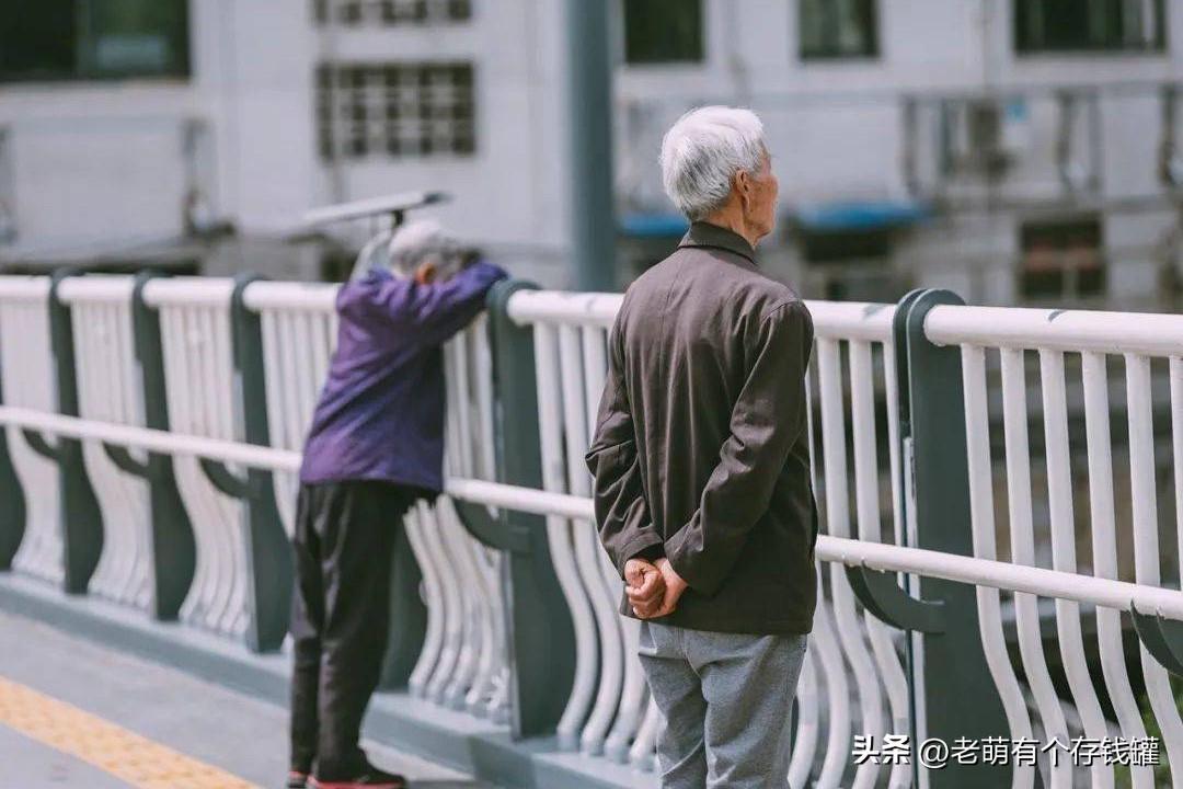 55岁老人想买重疾险，好心人建议他不要买，老年人适合买重疾险吗-重大意外保险能买到多少岁
