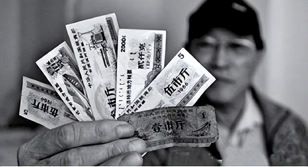 如果一个国家缺钱，能印刷其他国家的钞票来用吗？后果有多严重？-100万亿津巴布韦币多少人民币