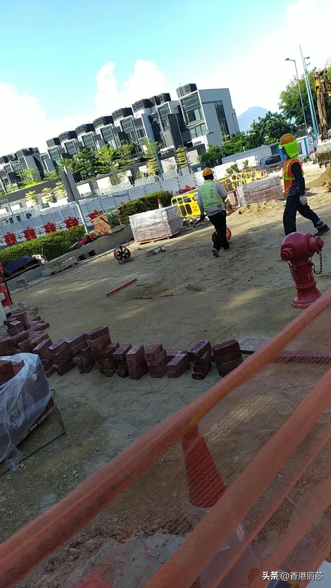 寸土寸金的香港，房屋面积一般50几平米，就连建房砖头也小巧精致-香港家庭月收入多少合适