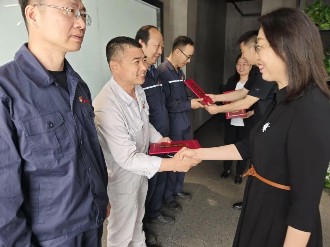 2022年度市级大师工作站及有突出贡献高技能人才授牌颁证仪式举行-鞍千矿业有限责任公司