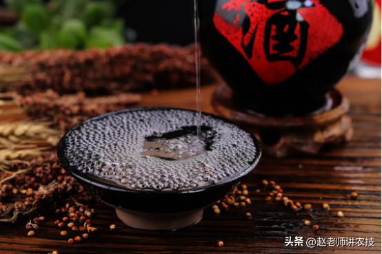 【推荐】1斤粮食酒的成本到底要多少？60岁酿酒师不小心说漏嘴，涨知识了-1斤白酒需要多少基酒