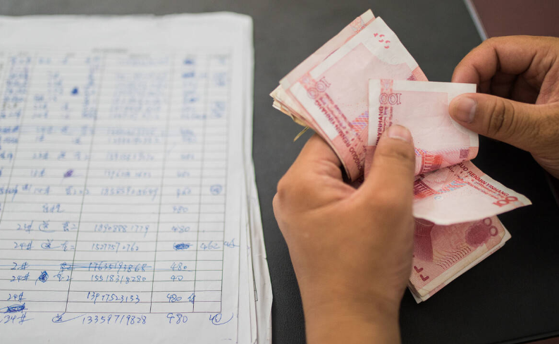 一个家庭有多少钱才算是中产？银行经理：4个条件满足一个就行-普通家庭100万有多少