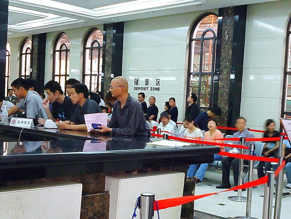 20万在国有银行存3年利率2.6%，值得存吗？银行人：抓紧时间存吧-银行拉存款6个点是多少