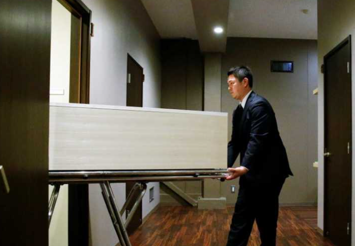 日本陷入“多死社会”：5100座火葬场不够用，遗体竟住起了旅馆-9000日元等于多少人民币